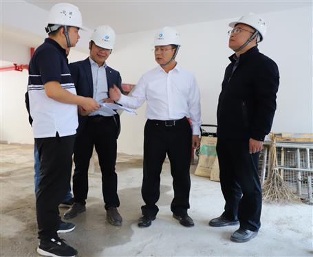 覃振華到冶建第三生活區(qū)職工宿舍樓項目調研