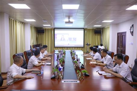 公司領(lǐng)導(dǎo)班子觀(guān)看廉潔從業(yè)警示教育片