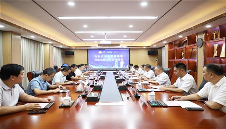 覃振華與鹿寨縣委副書記、縣長楊毅舉行工作會談