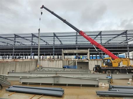 【奮戰(zhàn)三季度 打贏攻堅(jiān)戰(zhàn)】冶建第四分公司內(nèi)蒙古項(xiàng)目2#冷庫(kù)鋼結(jié)構(gòu)首吊成功！